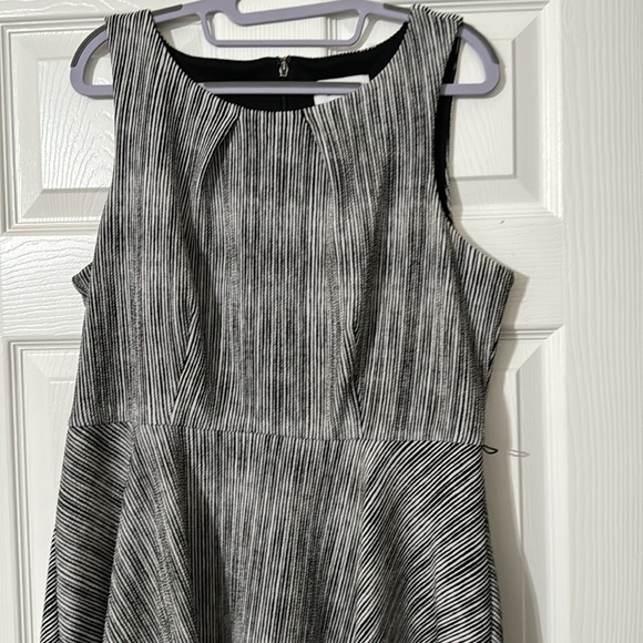 Cute flared A-line black and white dress with hot pink patent leather belt - Picture 9 of 10